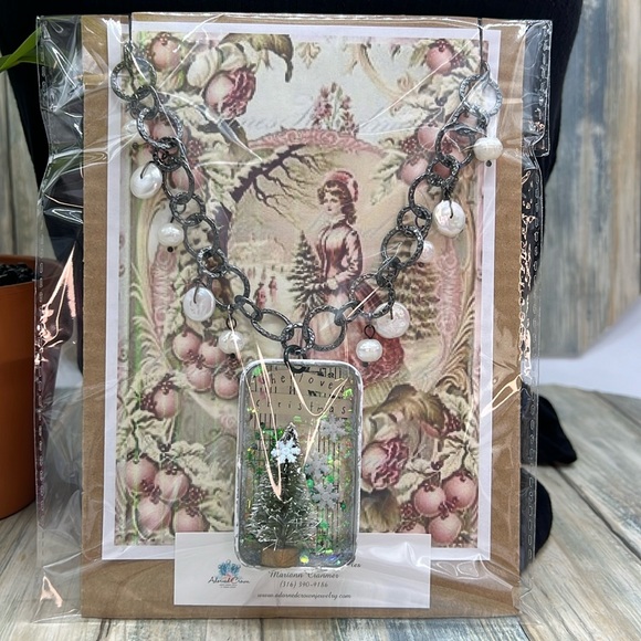 ⭐️Adorned Crown Jewelry assemblage she loves Christmas shadow box necklace - Picture 9 of 11